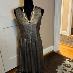 Chic Sleeveless Metallic Midi Dress